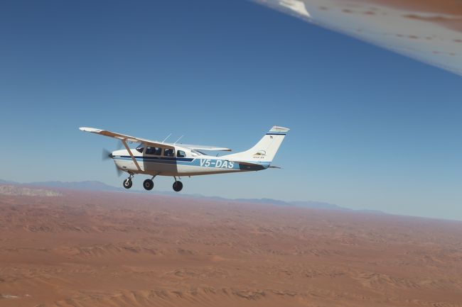 ナミブ砂漠は、ナミビアの大西洋沿いに南北約1,300kmにわたって広がる赤い砂漠です。約8000万年前に生まれた世界で最も古い砂漠とも言われています。赤いのは砂に含まれる鉄分が酸化鉄になるからで、古い場所ほど酸化が進み赤くなるとのこと。海岸に近くなれば砂は茶色く、その違いを実感できる。<br /> 美しい形状の砂丘が有名なデューン45、最深部ソッサスブレイや、死の沼と呼ばれるデッドブレイを紹介します。 <br />夜明け前にホテルを出発してナミブ砂漠へ！<br />まず、最初に訪れたのがデッドフレイ、太古の昔に洪水で沼ができアカシアの木は枯れた、その後極度の乾燥が進んだためにアカシアの腐敗を進める微生物さえ存在しなくなり現在に残ったとのことだ。<br />そしてデザートフライトでは大西洋岸まで１時間のフライトを楽しんだ後、デューン４５まで再び戻った。