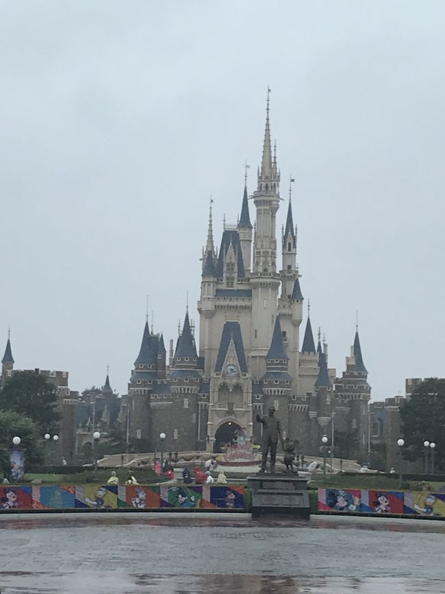 2泊3日でした。最終日に台風12号直撃。朝から大雨。どれもスタンバイ10分で乗り放題でした。(トイストでさえも30分でした。)誰もいないシンデレラ城最高ですね。<br />35週年！パーク内がお祝いムード満載で記念に相応しい内容や装飾でした。<br />特におススメは、カラーテープが降ってくる！<br />午前午後2回とも見たくて待ってたんですけど、ずーっと、ダンスや演奏が繰り広げられるんで、楽しい時間でした。ちなみに午前１１時と午後２時でした。<br />