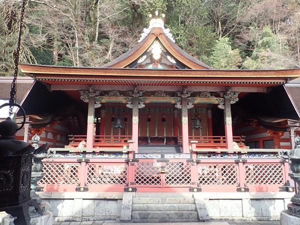 談山神社は奈良県桜井市の多武峰（とうのみね）にある藤原鎌足公をご祭神とする神社です。<br />境内には現存する世界唯一の木造の十三重塔がそびえたっています。<br />中大兄皇子と中臣鎌足（のちの藤原鎌足）が大化の改新の密談を交わした場所として語い山と呼ばれ、その由来で談山神社と呼ばれるようになったそうです。<br />東照宮のモデルとなったと言われる美しい本殿の彫刻や鎌足公御神像、多武峯縁起絵巻と呼ばれる大化の改新までの様子を描いた絵巻、また縁結びのパワースポットなど見どころがたくさんある神社でした。<br />