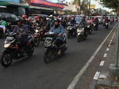 避暑地インドネシアへ～７月３０日（月）、プライオリティラウンジは寒すぎたり、外は暑すぎたり、変温動物にならざるを得ない街～