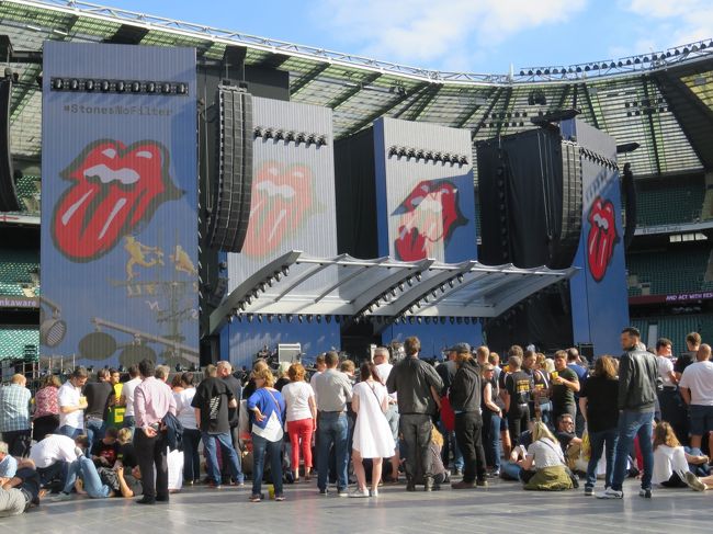 今回の旅の大きな目的の一つは、ローリングストーンズのヨーロッパツアー「Stones No Filter」を観に行くことでした。<br />The Rolling Stones 公式サイト http://www.rollingstones.com/<br /><br />ライブのお知らせメールが届いて、公式サイトでチケット購入しようとしたのですが、なぜかエラーになってしまい～諦めていました。よく後で考えたら、単にクレジットカードの番号間違えていて、間抜けなお話です<br /><br />英国にも行きたいし、いやフランスか？…などと考えながら、以前利用したことのある「viagogo」のサイトを覗いてみました。日本語でも利用できるみたいです。<br />https://www.viagogo.jp/<br /><br />6/19 Twickenham トゥイッケナム でのライブはUKツアー最終日、日程的にもちょうどよく空いている席を購入しました。<br />ライブの数日前にメールでEチケットが送られてくるので、それを印刷して当日もって行けばOKです。以前利用した時は、事前に宿泊先のホテルあてにチケットを郵送してもらいました。<br /><br />会場のトゥイッケナム・スタジアムはラグビー競技場として知られている場所です。<br />ロンドン南西部に位置し、トゥイッケナム駅にはウォータールー駅から電車（ナショナル・レール）で行くことができます。オイスターカードが使える範囲なので、乗車券を買う必要もなく、便利です。<br /><br />