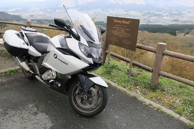 　バイクジン・ラリー帳の旅の記録です。<br />　平成３０年月末の山陰ツーリングでトータル、ミッションを３つクリア（１５のうち）したので、今後は九州のチェックポイントである阿蘇のケニーロードを目指すツーリングへ４月７日に行きました。<br /><br />　四国からフェリーで佐賀関に上陸、別府からやまなみハイウェイにのって阿蘇を目指しましたが、このチョイスが大失敗をこき、えらい目に遭いました。こんなにビクビクしてバイクを走らせたのは初めてのことでして、４月になってまさか九州で雪に見舞われるとは想像もしてなかったところです。<br /><br />　牧ノ戸峠ではお巡りさんに、「四国から来てこの寒さは驚いたでしょう！？」と言われましたが、ビックリ仰天でした。いつもは大賑わいのバイクの聖地「大観峰」にも自分たちが着いたときにバイクの姿は１台も見られず、なんという日に阿蘇へやって来たことか、と後悔のような気分です。<br /><br />　ケニーロードも、１台のバイクどころか、そこをドライブする車にも出会わず。４月上旬に阿蘇へ行くもんでは無い、と今回ばかりは思いました。