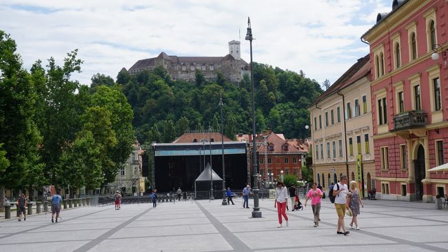 旅行2日目の夕食から3日目の昼まではリュブリャナの観光。<br />思いがけずお店で民族音楽の演奏が聞けるなど、クロアチアと同じくらい興味があったスロベニアを堪能することができました。<br /><br />＜全体の行程＞<br />・１日目　成田→ヘルシンキ経由、スロベニア・リュブリャナ移動<br />・２日目　シュコツィアン鍾乳洞、ブレッド湖観光（スロベニア）<br />・３日目　リュブリャナ観光（スロベニア）<br />　　　　　ザグレブ観光（クロアチア）<br />・４日目　プリトヴィツェ湖群国立公園、ラストケ村観光（クロアチア）<br />・５日目　トロギール、スプリット観光（クロアチア）<br />・６日目　モスタル観光（ボスニア・ヘルツェゴビナ）<br />・７日目　ドブロブニク観光（クロアチア）<br />・８・9日目　ドブロブニク→ヘルシンキ経由、成田（帰国）