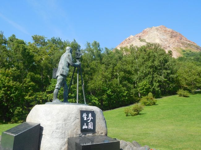 数年来ずっと行きたいと願っていた北海道へ、やっと旅することができた。<br />構想5ヶ月、齢50にして初の北海道旅!<br /><br />試される大地北海道の4日目は、北海道らしいダイナミズムを感じさせる場所を2箇所ほど訪れました。<br />いやぁ、当初、さんざん試行錯誤した4日目の行程ですが、迷って悩んで考えた以上に、実際に目の当たりにした時の雄大な風景と自然のダイナミズムに大いに心が湧き立ちました。<br /><br /><br /><br />平取町の二風谷観光を駆け足で終えて、自宅に荷物を送るべく宅急便の営業所に立ち寄った後、日高自動車道の鵡川ICから高速へ。<br />苫小牧東JCを函館方面に向かいます。<br />平日(金曜日)なので、トラックの走行が多く、逆に観光バスにはなかなか出会わない不思議さ。<br />サービスエリアなのに売店が閉まってて、自動販売機の飲み物の補充もロクにされていない樽前SA(上り)に呆れながらも<br />車は快調に進みます。<br />登別室蘭ICで一般道に降り、国道36号線を南下すると、しばらくするうちに左手に海が見えてきました。<br />厚田で見た日本海以来、2日ぶりの海です(笑)<br /><br />海なし県の住人は、とにかく海を見るとテンション上がってしまうのは何故なんでしょうか・・・(汗)