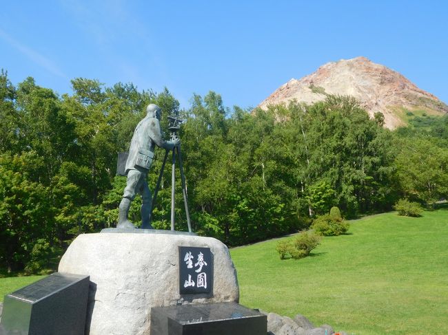 数年来ずっと行きたいと願っていた北海道へ、やっと旅することができた。<br />構想５ヶ月、齢５０にして初の北海道旅！<br /><br />試される大地北海道の４日目は、北海道らしいダイナミズムを感じさせる場所を２箇所ほど訪れました。<br />いやぁ、当初、さんざん試行錯誤した４日目の行程ですが、迷って悩んで考えた以上に、実際に目の当たりにした時の雄大な風景と自然のダイナミズムに大いに心が湧き立ちました。<br /><br /><br /><br />平取町の二風谷観光を駆け足で終えて、自宅に荷物を送るべく宅急便の営業所に立ち寄った後、日高自動車道の鵡川ＩＣから高速へ。<br />苫小牧東ＪＣを函館方面に向かいます。<br />平日（金曜日）なので、トラックの走行が多く、逆に観光バスにはなかなか出会わない不思議さ。<br />サービスエリアなのに売店が閉まってて、自動販売機の飲み物の補充もロクにされていない樽前ＳＡ（上り）に呆れながらも<br />車は快調に進みます。<br />登別室蘭ＩＣで一般道に降り、国道３６号線を南下すると、しばらくするうちに左手に海が見えてきました。<br />厚田で見た日本海以来、２日ぶりの海です（笑）<br /><br />海なし県の住人は、とにかく海を見るとテンション上がってしまうのは何故なんでしょうか・・・（汗）