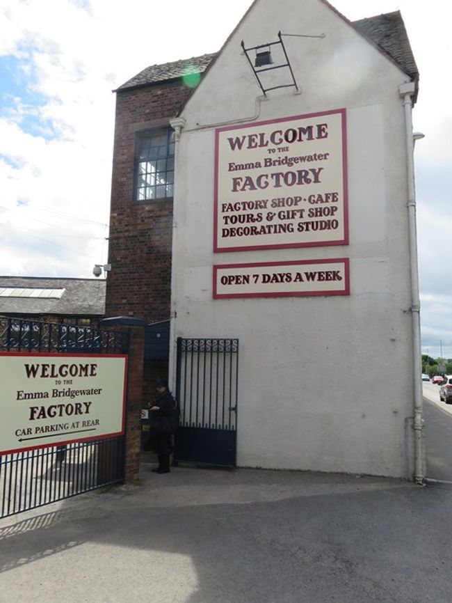 ストークオントレントは以前から行きたいと思っていた場所の一つです。<br />英国の陶磁器産業のふるさと、近年はアジアなど海外での生産が多くなり、閉鎖する工場が増えて、かつての活気は感じられなくなったと聞きました。<br />それでも、エマブリッジウォーター、バーレイ、ウェッジウッドなど、日本でも人気のブランドの工場など訪問することができました。<br /><br />ストークオントレント公式観光サイト　Visit Stoke<br />http://www.visitstoke.co.uk/<br /><br />ロンドン・ユーストン駅からストークオントレント駅まで電車で約2時間半。<br />行きは　8：46発　11：02着　でした。<br />鉄道チケットは、レイルヨーロッパで格安の前売りチケットを購入しておきました。<br />http://www.raileurope-japan.com/<br /><br />ストークオントレントの街は想像以上に大きくて、各工場やショップが点在しています。今回はタクシーを利用しましたけれど、レンタカーの利用をおすすめします。<br /><br />タクシーは各地域ごとにタクシー会社が違うみたいで、料金もいろいろだと思いました。駅にはタクシーが待機していて、行った先ではタクシーを呼んでもらえます。<br />一台のタクシーに待っていてもらって回るという方法もありますが、時間の制約なしにゆっくり見て回りたいと思い、各場所で呼んでもらいました。<br /><br />一日目　まずは、エマブリッジウォーターへ。<br />エマブリッジウォーターファクトリー公式サイト　https://emmabridgewaterfactory.cloudvenue.co.uk/home<br />