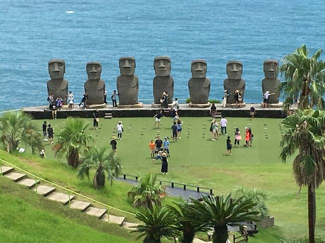 待ちに待った、家族揃っての夏休み！<br />今年はANAマイルが貯まったので飛行機に乗っての宮崎行きを計画。<br />だがしかし！出発日の8/14は無事予約出来たものの、帰りの8/16は予約がいっぱい、特典航空券では九州のどこからも帰って来れないと判明（泣）<br />致し方ありません、マイルをコインに代え、金額上乗せしてようやくチケットゲットです。。<br />まあ、おかげでお望みの時間帯で往復予約はできました、それはそれで子連れにはとってもありがたいことです。<br />さてレンタカー等も予約して出発ー！！<br />あれ？もしかして台風？？