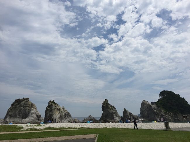 今年の夏休みは TVで観た 三陸海岸のうに瓶が食べたーい！ ということで行ってきました。初めての岩手県。<br />夏休み最初の週末。美味しいウニは７月までなのでぎりぎり間に合って良かった。<br />１日目は 平泉で世界遺産 中尊寺金色堂 を見学 盛岡で ジャージャー麺のランチ、宮古市へ移動して 夜はホテルでうに御膳を堪能<br />２日目はホテルで朝食 浄土ヶ浜で海水浴して 魚市場でウニ瓶お買い物 <br />盛岡市内へ戻って わんこ蕎麦に挑戦 お腹をさすりながら 南部鉄器の「岩鋳鉄器館」で工場見学とお買い物<br />弾丸でしたが、初めての岩手県 家族全員で満足の旅になりました<br /><br /><br />