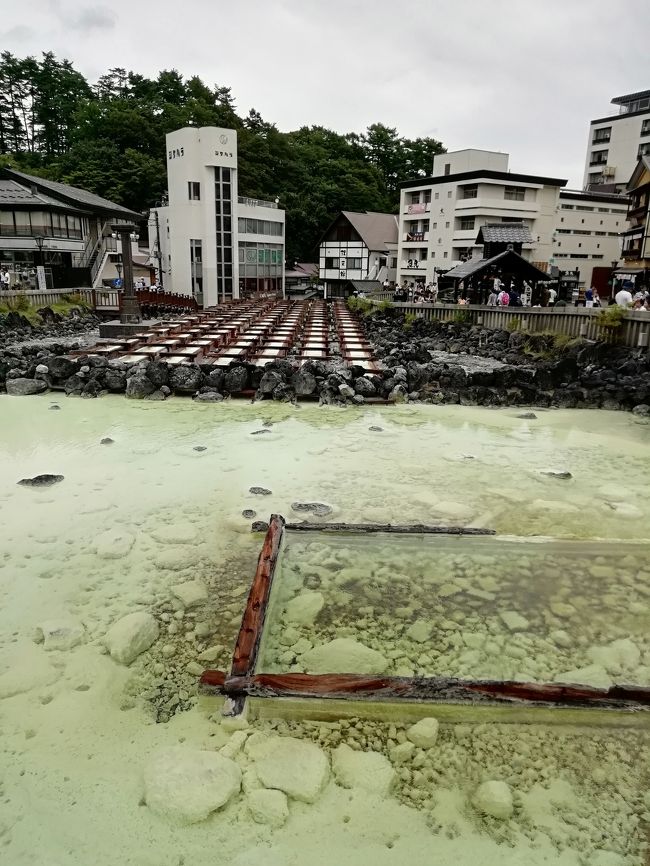 2018年 猛暑に とても観光で歩ける 気力と体力が なかったので 避暑に行こうと考えた<br />ネットで調べてみると 草津が 涼しいとわかった<br />青春18きっぷで 紀伊半島を回る予定だったが それをキャンセルして 草津温泉に行くことにした<br />ホテルの予約は もう一か月切っていたので 一番 混む時期のお盆だったので 空いているところは 少なかった<br />バスも混んでいた<br />ホテルは 2箇所に泊まり バスも午後便だったので　18時過ぎにつき 帰りは8時出発 実際の滞在は中二日間　今回の草津温泉は 来年の 下見でもある<br />草津は涼しかった というより 寒いぐらいだった<br />これで来年の避暑地は 草津に決定<br />そして 来年の 宿の予約をしてきた<br />9年前ぐらいに 来て 久しぶりだったが すっかり 変わった もちろん 変わっていない部分もあるけど<br />しばらく滞在するには それなりの見所などがないと つまらない<br />今回の 訪問で 草津が大好きになった<br /><br />