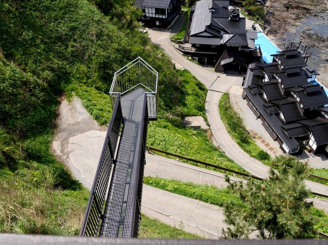 1312金剛崎 こはランプの宿が経営しているらしい「聖域の岬」としてパワースポットとして売っている.自然保護センターなどを作っているがネットでの評判は悪い 特に青の洞窟は子供だましのようだと.とりあえず空中展望台スカイバード500円は面白そうなので入ってみた.まあまあの景色とスリル ノルウエーのトロルの階段などを経験しているのでなんてことはないが..海はきれいだった.<br />県道28号線を珠洲へ.市内にレストランを見つけることができず,町はずれでレストラン浜中に入る.ここのいしる鍋定食 とてもおいしかった.イカ刺しとそばまで付いていた.当然だがいしると魚はとてもよく合う<br />1615発NH750便 1720羽田到着で帰京した.ドライブ中心の旅であったことと珍しく贅沢な部屋を取ったこと(これは私のいびきのせいもあるが)だったが天候にも恵まれ,いい旅だった.<br /> なおこのブログは実はZakinthos島というギリシアの島からアップしている.ここは海はとてもきれいなのだが,観光客が多くちょっと興ざめの気分だ.