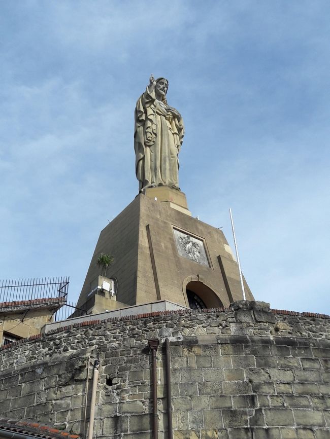 ずっと気になっていたグルメの街サンセバスチャンへ。<br />旅行直前の２月末にはなんとイギリスでもサンセバスチャンでも雪が降り、無事に旅行できるのか？！と心配でしたがなんとか雪も溶け、現地ではお天気にも恵まれ楽しい旅行になりました！<br /><br />２日目はウルグル山に登ってみました。引き続きバル巡りも楽しみました！<br /><br />１日目 https://4travel.jp/travelogue/11389928