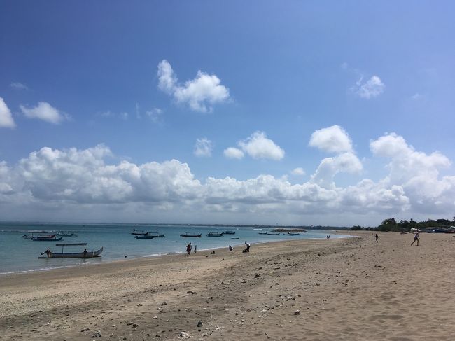 待ちに待った夏休み、今年はペルヘンティアンに行くつもりで家族分KLまで航空券を買っていたのだが、ある日母上がギリトラワンガンに行きたいといい、急遽ギリトラワンガンに行き先を変更。この変更がまさかの事態になるとは思いもせず。<br /><br />☆8/3 NH885 HND 23:30 - KUL 5:30 <br /> ☆  8/4 <br />     ギリトラワンガン    VILLA OMBAK泊<br />  ☆ 8/5 VILLA OMBAK 泊⇒VILLA OMBAK 野宿<br />  ☆ 8/6 VILLA OMBAK泊⇒インドネシア政府が用意したフェリー泊<br />  ★ 8/7 VILLA OMBAK泊⇒ASTON KUTA HOTEL &amp; RESIDENCE泊<br />  ★ 8/8 VILLA OMBAK泊⇒HILTON GARDEN INN 泊<br />     8/9 AK309 ヒルトン ペタリンジャヤ泊<br />     8/10 ヒルトン ペタリンジャヤ泊<br />     8/11 NH886 KUL14:15 - HND 22:15<br /><br />*この旅行記はあくまで個人的な感想になります。そして無断転載を禁じます。<br /><br /><br />