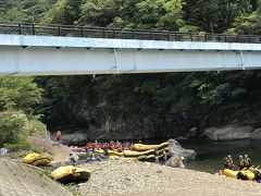 水上でラフティング