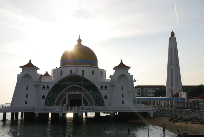 マレーシアのボルネオ島とクアラルンプールへの家族旅行。ボルネオ島ではリゾートホテルで自然と水遊びを満喫。クアラルンプールでは電車・地下鉄・無料バス等を利用した観光をしました。<br /><br />1日目:移動。クアラルンプール乗換えでボルネオ島へ。<br /><br />2日目:ホテルにてフリー<br /><br />3日目:高速ボートでサピ島<br /><br />4日目:キナバル国立公園ツアー<br /><br />5日目:ホテルにてフリー<br /><br />6日目:クアラルンプールへ移動<br /><br />7日目:マラッカ鉄道ツアー<br /><br />8日目:KLタワー、水族館、競馬