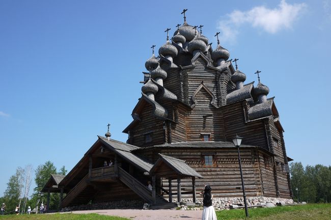 ロシアに行ったら、キジ島にある玉ねぎ型の木造の教会も見てみたいと思っていましたが、サンクトペテルブルグから北東300㎞もあって、パックツアーで行くには時間がもったいないし、工事中らしいので諦めていました。<br />ところが、ロシアに着いてまず初めにその玉ねぎ型の木造教会をみることができました。<br /><br />（メモ：キジ島）<br />サンクトペテルブルグから最寄の町ペトロザヴォーツク(Petrozavodsk)まで列車で7～9時間(通常は夜行列車を利用)、その後、水中翼船で約1時間。<br />ヨーロッパで2番目に大きな湖オネガ湖の冲500mに浮かぶ全長7㎞の細長い島。島全体が木造建築の特別保存地区に指定され、島民はいない。<br />キジとは先住民の言葉で「祭祀の島」、先住民の聖地だったが、12世紀頃からロシア人が入植した。<br />夏の教会（プレオブランジェーンスカヤ教会、1714年～）、冬の教会（オイクロフスカヤ教会、1764年～。ソ連時代に暖房を撤去）、鐘楼（1874年～）3つの建物が有名。鉄のくぎを1本も使っていない。<br />各建物には、玉ねぎが、22個、10個、1個あり、合計33個はキリストが亡くなった年齢。