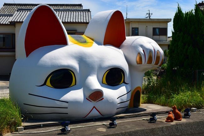 愛知県常滑市は、半田市と同じく知多半島の真ん中あたり、西側には中部国際空港セントレアがある街です。<br />また、六古窯の一つに数えられる常滑焼もあり、有名な企業として衛陶メーカーのINAX（現LIXILグループ）などもあります。<br />また招き猫の生産がシェアが80%で日本一なことから常滑市のゆるキャラには招き猫をモチーフにしたキャラクター『とこにゃん』も採用されています。<br /><br />今回散策した常滑やきもの散歩道は、市街地中心の小高い丘にある迷路のような路地で約1.6km、所要時間は歩くだけなら約60分程度。<br />レンガ造りの煙突、窯、陶器を埋め込んだ塀や坂道など、他の地域ではあまりお目に掛かれない独特の雰囲気ある散歩道で、街歩きが好きな人にはお奨めです。<br /><br />先日旅行記アップされた『てんとう虫』さんの内容と被っている部分も数多く登場しますけど・・・<br />その二番煎じでお楽しみ下さい(^^ゞ<br /><br />常滑やきもの散歩道<br />http://tokoname-kankou.net/contents/miru01-01.html<br /><br />【2018盆休み帰省の旅行記】<br />【Part1】創業200年以上の酢づくりの歴史を伝えるMIZKAN MUSEUM<br />https://4travel.jp/travelogue/11389272<br />【Part2】 猛暑の中(^▽^;) 愛知の蔵のまち 半田を散策<br />https://4travel.jp/travelogue/11389592<br />【Part4】 世界最大級の常滑焼招き猫が鎮座するイオンモール常滑<br />https://4travel.jp/travelogue/11394339<br />【Part5】岐阜駅周辺プチ観光紹介(^^ゞ<br />https://4travel.jp/travelogue/11396079<br />【Part6】岐阜のマチュピチュ（天空の茶畑 上ヶ流）に行ってきた<br />https://4travel.jp/travelogue/11396566<br />【Part7】朝の『うだつの上がる町並み』をぶらっと歩いてみた<br />https://4travel.jp/travelogue/11398855<br />