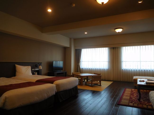 数年来ずっと行きたいと願っていた北海道へ、やっと旅することができた。<br />構想5ヶ月、齢50にして初の北海道旅!<br /><br />試される大地北海道の4日目の宿は、湯の川温泉の「HAKODATE海峡の風」。<br />以前からいつかは泊まりたいと思っていた宿だったので迷わず選択。<br />チェックインして知ったのですが、この日7/27(金)は全館満室だったとか。<br />やはり土日にくっつけるようにして夏休みを取る人が多かったのかもしれませんね。<br />ただ、満室でも喧騒とは無縁なのがこのホテルの凄いところで・・・<br />非常にのんびりと寛げ、また想像以上に快適なホテルライフのひとときを満喫することができた。