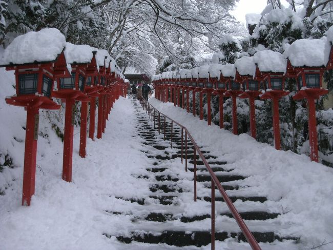雪景色の鞍馬寺・貴船神社が見たくて、雪が積もった日を選んで行きました。積雪が予想以上に深く、鞍馬寺～貴船神社間の木の根道が通行止めで歩けなかったのが、いささか残念。