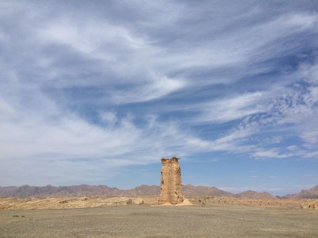 古来より、ウイグル族はこの土地を「東トルキスタン」と称した。<br />かつて司馬遼太郎がこの土地を訪ねたとき。<br />町の古老にそのことを問うと、西の方向を指さし<br /><br />「彼ら(トルコ人)が、あっちに出て行ったのさ」<br /><br />と、まるで最近出て行った親戚のことを語るように答えたそうな。<br /><br />もともとここはウイグル族の天地なのだ。<br />であれば、1991年、旧ソ連のひとびとが民族ごとの国を建てたように、「東トルキスタン共和国」ができても不思議ではなかった。<br />そうならなかったのは、ひとえに、ここが「ソ連」ではなく「中国」だったからだ。<br />