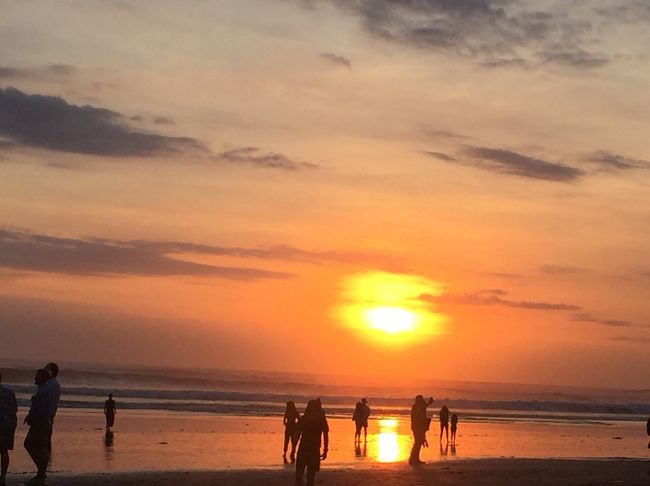 バリ島に来たら絶対に見て欲しい夕陽。<br />水平線に沈む夕陽。今日の楽しい１日の終わりが近づいている。<br />楽しかった時間を思い出しながら、青い空が赤く染まってくるのをぼーっと眺める。<br />赤い日の光が一筋、海に描かれる。<br />バリ島で見る夕陽は格別美しく印象的です。<br />デートにもピッタリなシチュエーションです！うーん、ロマンチック！