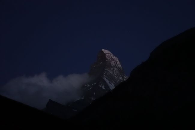 今年の夏休みは次男の希望でスイスへ。写真は夜明け前のマッターホルン。真ん中に小さく見える光は登山隊のヘッドランプ～。移動で疲れたけど楽しかったです。