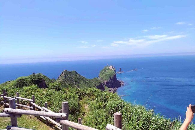 来年から本州へ旅行業界の専門学校へ進学する息子と親父の二人旅。<br />夏の北海道の良さを勉強してもらうため?<br />夏の積丹半島で旬のウニをいただき、岩内温泉で宿泊しました。<br /><br />==1日目== (旅程250km)<br />自宅7:30---道の駅とようら---仁木町10:00--積丹半島・余別11:30---神威岬12:30---泊村13:30---岩内港14:30---岩内温泉?15:30泊<br /><br />==2日目== (旅程150km)<br />岩内温泉9:00---神仙沼10:00---ニセコビュープラザ10:30---帰宅13:00。<br /><br /><br />日帰りでも行ける観光スポットではありますが、宿泊することでとてものんびりとした旅になりました。<br /><br />仁木町・きのこ王国で休憩~サクランボソフトが美味しかった!!<br /><br />積丹半島・余別の「浜寿司」で『積丹丼』と焼きアワビを堪能!! <br /> ※積丹丼…ムラサキウニ、アワビ、イカ、イクラの乗った豪華などんぶりです。<br /><br />神威岬を散歩、積丹ブルーの美しさに驚き。<br /><br />岩内の町でつまみや飲み物を購入。北海道一小さい道の駅・いわないにも立ち寄る。<br /><br />岩内温泉・おかえりなさいへ到着<br /><br />和風の高級感ある建物の造りに感動。部屋も2名で泊まるには広々としています。<br /><br />日帰り客がきて快適ではないけど、温泉もあります。<br /><br />和食中心の料理がとても美味しいです。ちゃんとプロの料理人に調理された料理です。<br /><br />大型ホテルのバイキングとは全然違います。感動~<br /><br />食後は温泉入りに行ったり、ロビーの新聞を部屋で読んでくつろいだりしました。<br /><br />上では地元地方紙を読んでいるので、全国紙をじっくりと読みました。<br /><br />朝は早起きして、温泉入りました。露天風呂とはいうものの窓で囲われていて、景色の見える室内風呂なので、ちょっと窓を開けて外の空気を吸いながら温泉を楽しみました。<br /><br />帰りはニセコ経由で帰る為、神仙沼とニセコビュープラザへ寄りました。<br />ビュープラザでニセコドック?を頂き、甘そうなトマト「ソルトーマ」を買って帰りました。ソルトーマは甘いものもあれば、そうでないものもありました。<br /><br /><br /><br /><br />