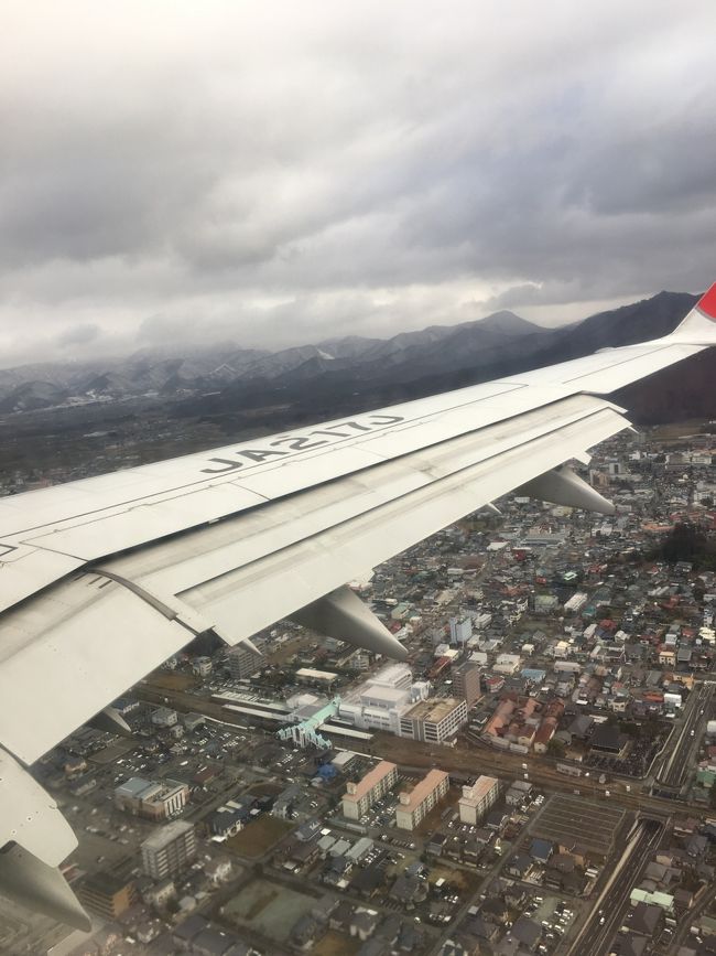 山形県天童市で行われる発表会を見る為、何で行くか？車？新幹線？いやいや、飛行機だー！<br />発表会翌日には帰宅する必要がある為、クリスマスイブにお一人様日帰り旅行～♪<br /><br />って、音符なんて優雅に付けられたもんじゃなかったよねーイブの早朝から…