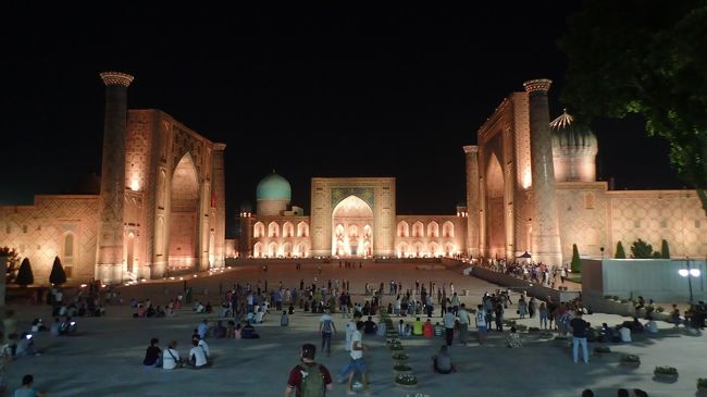 夫婦二人でウズベキスタン旅行に行ってきました。<br /><br />ウズベキスタンでは、2年前に就任した大統領が観光産業に力を入れているため、ガイドブックの記載とは異なり、非常に旅行しやすい環境になっていました。<br /><br />8月10日 福岡→仁川→タシケント<br />8月11日 タシケント→サマルカンド<br />8月12日 サマルカンド→ブハラ<br />8月13日 ブハラ観光<br />8月14日 ブハラ→タシケント→仁川<br />8月15日 仁川→福岡