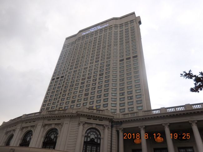 2018年の夏休みは上海へ行きました。自身初の中国本土です。<br />観光地としてはそれほど有名ではないためか、上海に行くと言うと何しに?と聞かれることが多かった上海での一番の目的は何と言っても上海ディズニー!2013年のオーランドから始まった世界のディズニーパーク制覇という目標を達成するために、ついでに観光もできればと上海に行ってきました。<br /><br />エアーとホテルに無料で空港-ホテル間の送迎がついてくる6泊7日のパッケージを楽天トラベルで手配。現地では終日フリーとしましたが、上海ディズニーチケットのみ日付指定の2Daysチケットをネットで手配していました。<br /><br />台風接近の影響も一部でありましたが、念願の全世界ディズニーコンプを達成した有意義な旅でした。