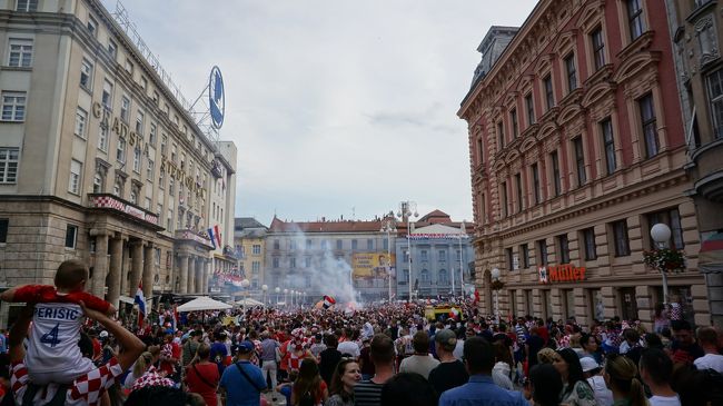旅行3日目の午後クロアチアへ入国してザグレブへ。<br />ちょうどW杯サッカーのクロアチアチームの凱旋パレードと重なってしまい歴史的な日に立ち会うことになり、異常な盛り上がりとクロアチア人の愛国心の強さを強く感じました。<br /><br />＜全体の行程＞<br />・１日目　成田→ヘルシンキ経由、スロベニア・リュブリャナ移動<br />・２日目　シュコツィアン鍾乳洞、ブレッド湖観光（スロベニア）<br />・３日目　リュブリャナ観光（スロベニア）<br />　　　　　ザグレブ観光（クロアチア）<br />・４日目　プリトヴィツェ湖群国立公園、ラストケ村観光（クロアチア）<br />・５日目　トロギール、スプリット観光（クロアチア）<br />・６日目　モスタル観光（ボスニア・ヘルツェゴビナ）<br />・７日目　ドブロブニク観光（クロアチア）<br />・８・9日目　ドブロブニク→ヘルシンキ経由、成田（帰国）
