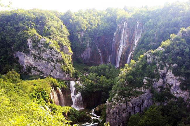 今回のクロアチア旅での待望の地、92の滝と大小16の湖が織りなす<br />自然が作り出した絶景ハイキング<br />ブリトヴィッツェ国立公園（1979年に世界自然遺産登録）<br /><br />我々が到着する前までは降雨があったそうだがラッキー！！な事に<br />快晴で緑の森で存分にマイナスイオンを浴びつつのハイキングを<br />楽しむことが出来ました。<br /><br />ー・－・－・－・－・－・－・－・－・－・<br />旅程<br />☆6/13 関空発23：45　エミレーツ航空にてドバイ（約10時間30分）<br />☆6/14 ドバイ～ザグレブ（約6時間5分）<br />　　　　クロアチアのザグレブ～ブレッド湖のあるスロベニア入国<br />　　　　バスにて約3時間10分）ブレッド<br />☆6/15 ポストイナ鍾乳洞・クロアチアのモトブン・ロヴィニ散策<br />　　　　オバティア<br />☆6/16　スプリット<br />☆6/17 ドブロブニク<br />★6/18　プリトヴィツェ国立公園<br />☆6/19　ザグレブ　<br />　　　　ザグレブ発15:25～ドバイ（約5時間30分）ドバイ着22;55<br />☆6/20　ドバイ発03:40～関空着17：50（約9時間10分）<br />