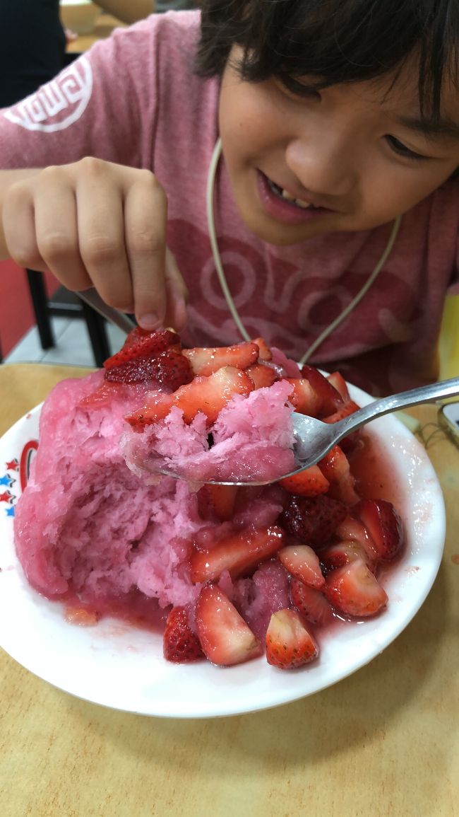 夜市にて。  噂の雪花氷！<br />日本だと高くて一度も食べれへんやった。本場の台湾でやっと食べれました(´∀｀)  しかも山盛りで１５０台湾ドル！安いやん！！<br />大好物の息子と美味しく頂きました。   頭キーンならないねぇとパクパク食べてる息子見るともう幸せでした（＾_＾）