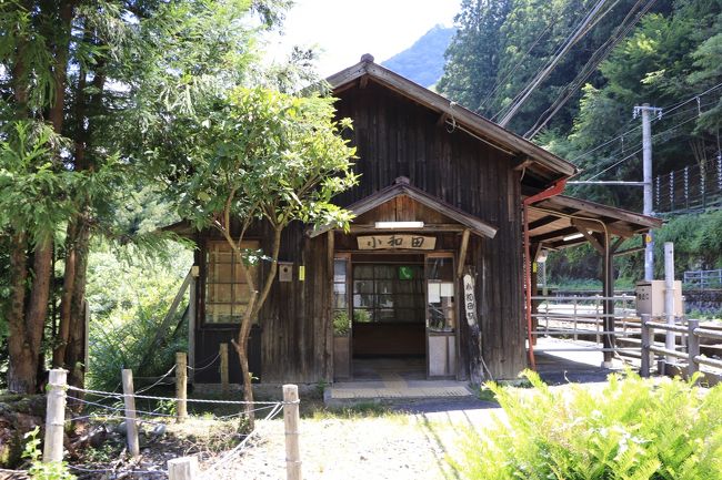 大変お待たせしました。<br />7月に行った飯田線の秘境駅を回ったときの模様です。<br /><br />飯田線の秘境駅を行ったり来たりを繰り替えすいわゆる箱ダイヤで6駅回ってきました。<br />この記事では、前半戦の中井侍、小和田、千代駅の模様をお伝えします。<br />こちらの旅行記では回ったスケジュール順に沿って沿ってお伝えしています。<br /><br />駅の中身や特徴をについては私のブログに書いてありますので<br />よければどうぞ。<br />今回の箱ダイヤを組むにあたって参考にしたサイトとかもこちらに記載しています。<br />(後半の内容の記載もあるのでネタばれ要素を含みます)<br />https://www.irizanu888.com/entry/2018/07/30/012625<br /><br />後半では、為栗、金野、田本駅についてお伝えします。