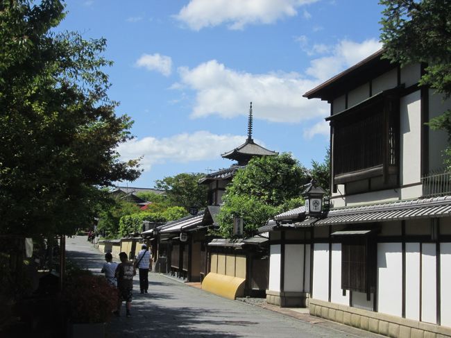 　京都二日目の朝は、長楽寺本堂で朝のお勤めに参加するところから始まりました。その後、宿坊に戻って朝食を食べ、あても無いまま高台寺方面へ。観光客が少ない、午前中の散策を楽しみました。