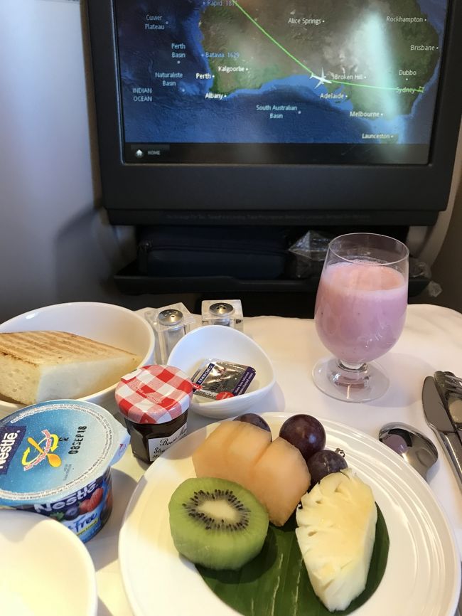 去る某日、マレーシア航空ビジネスクラスがセールでお得に購入できました。そこで、これを利用して、8月14日から一週間、オーストラリアに行ってきました。初オーストラリアです。ハミルトン島とシドニーに、それぞれ2泊しました。<br />オーストラリアは季節が逆で冬なので、冬のハミルトン島ってどうなのかなと迷ったけれど、結果、とても素敵な所で大満足の滞在になりました。<br /><br />マレーシア航空なので、行きも帰りもクアラルンプール経由です。ということで、時差がほとんど無いオーストラリアに行ったのに、4泊7日という日程になりました。<br />しかも最初は、5泊(ハミルトン島2泊、シドニー3泊)で予定していたけれど、航空会社の都合で、帰国便が一方的に変更になり、当初3泊で予定していたシドニーは2泊になってしまいました。当初より滞在日数は減ったものの、シドニーの主だった観光地はまわれて良かったです。<br /><br />乗り継ぎが多い旅行でしたが、問題なく乗り継ぎも出来たし、いつも以上に飛行機や空港ラウンジを堪能した旅となりました。