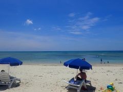 久米島と沖縄本島（２）久米島イーフビーチの青い海。ビーチパラソルで夏満喫