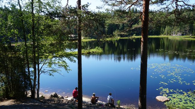 北欧３都市の旅、最終都市ヘルシンキ。<br />最大の目的”ヌークシオ公園トレッキング”は予想を超える好天。青い空と澄んだ空気。思いっきり深呼吸しました。<br />思わぬ”敵”トランプとプーチンが突然出現？！計画通りに？さらに難敵”石畳”。今までの２都市のものは”石畳の初歩”。これが”The 石畳”。<br />3都市ともほとんどの人が英会話が可能。なのにストックホルムとヘルシンキは英語表記が意外と少ない？