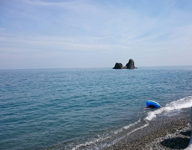 お盆明けの平日の海水浴場は人影もまばらで、海も綺麗。<br />親不知海水浴場はヒスイが採れるヒスイ海岸としても有名。普段は海水浴客とは明らかに違う、石拾いの観光客も多い海岸