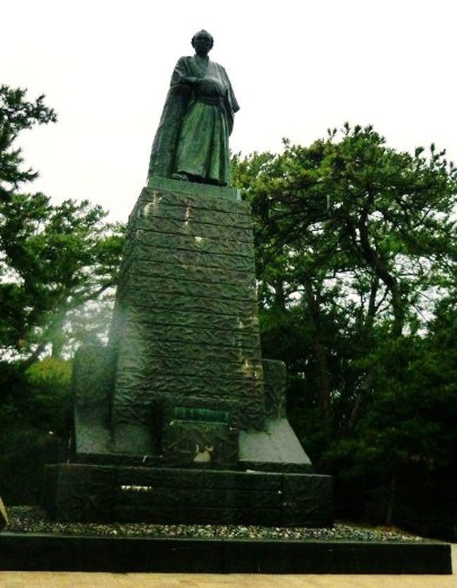 讃岐うどんが好きで、今までに何度か讃岐うどん巡りをしたことがある。また愛媛県・香川県には広島観光の帰りにしまなみ海道を通って何度か訪れた。四国の中で意外と行きにくいのが高知県であり、特に室戸岬と足摺岬にはまだ行ったことがなかった。そこで今回意を決して最も遠い足摺岬に行くことにした。木曜日の夕方、仕事を終えてから家を出発、高松で早速うどんを夕食に食べてから一泊。二日目は讃岐うどん巡りで、中西うどん、前から行きたかったがもううどん、讃岐うどん最西端と言われる上戸うどんに行った。