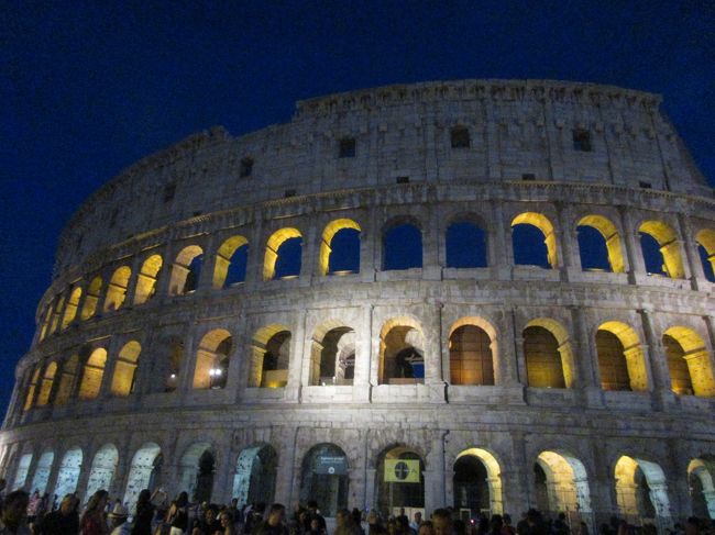 アリタリア航空のビジネスクラスを使い、カイロからトロントを往復した際に、ローマでトランジットをしました。１泊だけでしたが、いろいろ観光することができました。特にBooking.comを使って予約したところ、ローマの無料観光パスをくれました。ありがたいです。