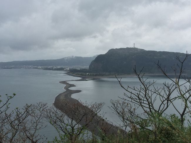 九州の南端には鹿児島へ行った。九州に何回目行ったことがあるし、鹿児島に初回に行った。鹿児島にとって昔の薩摩地区だった。戦国時代から明治時代にかけて薩摩藩が時代の流れにエピソードが出そうだった。薩摩の人物にと言えば、戦国時代の島津４兄弟と幕末の篤姫、大久保利通、西郷隆盛などよく知った。今回大河ドラマの契機にして、鹿児島に歴史紀行で参った。<br />初日飛行機で乗った後で、鹿児島市内に移動した。昼過ぎにホテルに行って荷物を置こうとした。城山に行ってきた。城山から見た桜島さえではなく、市内の一覧もできた。市内の散策したら、方位を掌握した。城山に下げると鶴丸城の跡に見つけた。篤姫の石像が発見された。道に沿って西郷隆盛の銅像を見て記念写真を撮った。隣のビルディングの内に隠してるK10カフェに入った。このカフェを西郷隆盛の子孫が経営してることを聞いた。西郷隆盛に関する資料とか写真も見たり、経営者もご先祖の西郷隆盛の逸話を話してくれた。昼ごはんを食べない僕は市内にあるの食堂を探した。もちろん、食後のデザートを食べるつもりだった。白熊って有名なので白熊の看板を探し続けた。店の外に白熊の人形を見つけた。やっぱり、名店だから店内の人々がいっぱいになった。メニューの氷品を見て白熊と黒熊の二つのを注文した。僕とって、黒熊より白熊の味が口に合った。後で、大河ドラマ館も参った。館内にいつも西郷どんのテーマ音楽を放送した。夜になって、鹿児島の有名な屋台町に美味しいものを食べに行った。<br />翌日の朝、目が覚めて雨の音を聞いた。朝食後、城山の西郷隆盛が隠れた洞窟に行った。11時ごろ、鹿児島中央駅であるレンタカー会社で車を借りた。雨が降り続けて車を運転したり、交通の状態に気を付けたりした。最初の目標には篤姫定食を目指しに行った。そして、午後に知林ヶ島のちりりんロードを移動した。ちりりんロードも隠れ道だった。だから、事前潮の干満時刻を確認するのが大切だった。海浜も昔の篤姫の撮影地になった。今回西郷どんもここで撮影した。風が吹いてから、一歩一歩歩みにくかった。<br />午後4時になって、指宿名物の砂むし温泉を楽しんだ。死体のように砂に埋め込んだ。熱い地熱を感じて、足が針のように微々刺した。我慢して限界を極めた。夜になる前、泊まりの鰻温泉に向かった。距離が遠くなっても、ナビを見て山の道に迷った。少しの時間をかけて泊まりの民宿を探してしまった。鰻温泉は西郷隆盛が好きな場所のひとつだった。夜に着いたら、周りに真っ黒になった。食事後、民宿から出て、周りに散策した。途中に西郷隆盛が泊まった民家を発見された。公共温泉池から出たばかりのお爺さんは僕にここの温泉を勧めてくれた。そして、お爺さんが美味しい温泉卵を買って僕に送ってくれた。<br />3日目も雨の日だった。朝、出発の前に鰻温泉の周りに散策しようとした。西郷隆盛石像と犬石像を見つけても、13匹中の2匹の犬石像が漏れた。朝から、二つの観光バスに到着して村の観光スタッフが忙しく観客に説明した。僕もスタッフたち中のおばさんに鰻池の話しを聞いた。昔、湖中の大きいウナギが居って、掴んだ際に、ウナギは隣の池田湖に逃げていった。ウナギが神霊になってここの人がウナギを食べない。今、湖中に居なかった。<br />午前竜宮神社に参りに行った。浦島太郎石像を見ると日本の各地に（伊豆と丹後地方など）浦島太郎の伝説地の話も流れた。長崎鼻の灯台まで行った。<br />11時過ぎに唐船峡そうめん流しを食べに着いた。メニューを見てセットを注文した。素麺を水の中で置いて流れた。箸が水流れの素麺を挟んでソースに付けて食べた。美味しく食べながら周りの午後釜蓋神社に参りに向かった。近所に二百円のミカンをゲットした。次熊本県に入って人吉に向かってた。