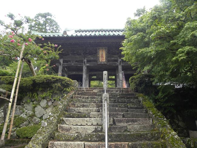 今年は、西国33巡礼、1300年目の記念の年だそうです。<br />ここ数年、滞っていた巡礼を久しぶりにしてきました。<br />ただ、成相寺など、先日の大水害の影響で道路が直前まで寸断されていたようです。今回の台風20号で再度寸断しているのではないかと心配です。<br />巡礼は 穴生寺→成相寺→松尾寺の3寺と天橋立をメインに出雲大神宮、元伊勢神社を巡りました。<br />その第3日目で、宮津市内散策(旧三上邸宅、カトリック教会)→松尾寺→金引きの滝→帰宅までの旅程です。