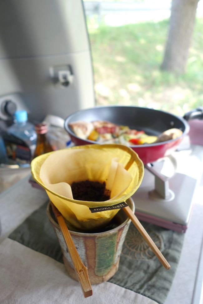 これまでのあらすじ。<br /><br />「遠いから」という理由で、お盆9連休は青森へ行くことにしたハナコ。<br />もちろん「下道」「ひとり旅」そして「車中泊」。<br /><br />長野の自宅から青森県まで600km。まじめに走って12時間。<br />だけど「崖っぷち・先端・地図マニア」「美しすぎる海岸線」「この店じゃなきゃヤダ」・・・いろんな血が騒ぎ、なかなか前に進めない。<br /><br />「新潟」「山形」「秋田」のあと、4県目が「青森」<br />新潟が楽しすぎて長居してしまい、2日目の夕方、ようやく山形入りです。<br /><br /><br />東北くるま泊① 新潟のイタリアンと石油臭い温泉<br />https://4travel.jp/travelogue/11391456<br />