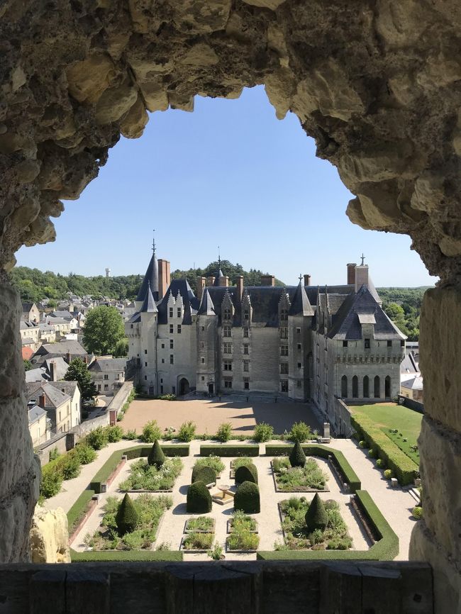 またまたフランスをドライブ旅行です。他に行くはずが、やむを得ない事情によりチケットを取り直してフランスへ。今回は3週間の旅でした。<br /><br /><br />本日も快晴なり。毎日暑すぎる！！今日も沢山の小鳥のさえずりで目覚めます。<br /><br />今日の予定は、ランジェ城とユッセ城。お城巡り、１日２カ所くらいがちょうど良いです(^^;)<br /><br />表紙の写真はランジェ城。お庭にある廃墟から撮りました。<br /><br />