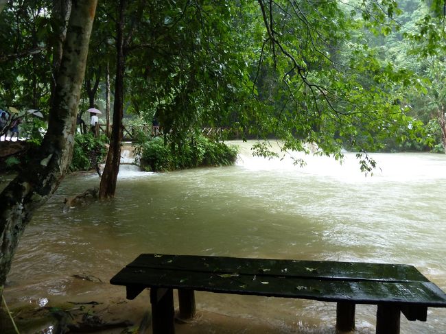 雨季に　滝を見に行くなんて、正気の沙汰ではありません。<br /><br />予約したから　行くのでした。<br />