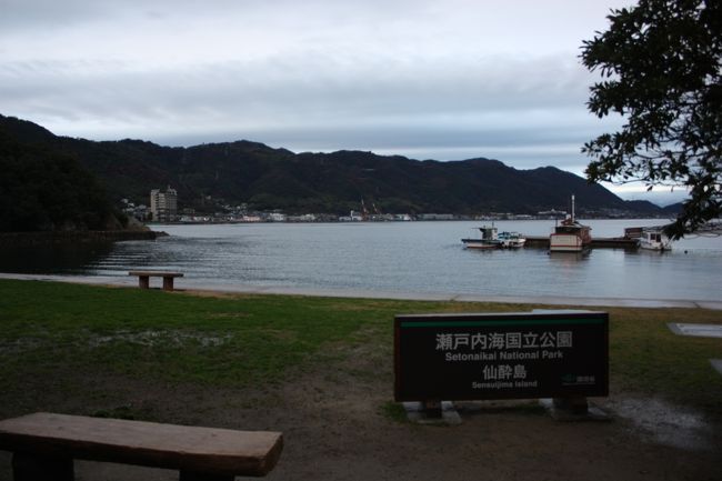2016年の冬休み、フェリーに乗り、徳島と鞆の浦に両親を連れて行きました。<br />オーシャン東九フェリーの新造船は快適でしたが、鞆の浦では雨に降られ、今ひとつの旅でした。<br />その6は、仙酔島上・鞆の浦散策と帰路編です。<br /><br />その1 出発とオーシャン東九フェリー乗船1日目編http://4travel.jp/travelogue/11257569<br />その2 オーシャン東九フェリー乗船2日目と徳島上陸編http://4travel.jp/travelogue/11258912<br />その3 眉山と徳島市街散策編https://4travel.jp/travelogue/11261179<br />その4 朝の徳島市街散策と快速マリンライナー乗車編https://4travel.jp/travelogue/11392317<br />その5 仙酔島上陸と江戸風呂入浴編https://4travel.jp/travelogue/11393341