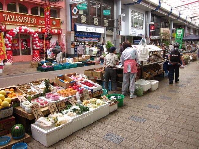 最後は～、今の市民生活を垣間見る為に「市民の台所」として発展してきて来た中心地、本町通６番町界隈～「本町市場」をぶらぶら歩いてみます。<br /><br />昔ながらの商店街に集る市場、そして朝市的な露天商も元気なところ～、<br />特に目を引くのが新鮮な魚は日本海で毎日揚がるものばかり。<br /><br />そして、旧長岡藩新潟町の湊町として発展して来た同じ本町通１２番町界隈をぶらぶら歩いてみます。<br />こちらは以前ほどの賑わいや活気は失われましたが、それでも地元密着として頑張っている商店街。<br /><br />もう少し時間があれば「古町界隈」もぶらぶらしたかったのですが、次回への楽しみとして取っておきます。<br /><br />市内観光に便利な新潟交通の「新潟市観光循環バス」は、１８バス停で観光名所や施設を効率良く回れるお得な一日乗車券￥５００。<br />新潟駅前のバスターミナルから左回りと右回りが通常７～８便（夏期ダイヤ１３便）運行されてます。<br />今回は一部のみ利用しましたが、月曜日以外なら（観光施設の休館日の為）一日掛けて利用すれば随分とお得に成りますよ。
