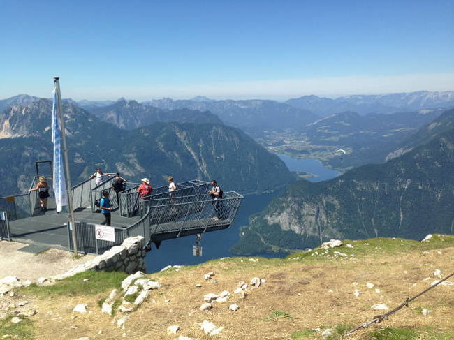ハルシュタット(Hallstatt)を訪問後、近くにあるクリッペンシュテイン(Krippenstein)をハイキング。夏なのに残雪が見られ、素晴らしい眺望を見ながらの軽いハイキングを楽しみました。余談:2年、旅行記を書いていませんでしたが、ヨーロッパでは気温が下がり、夏が終わろうとしており、旅行記を再開しようと思っています。さすがに2年前ともなると記憶が曖昧だけど、写真を見ながら懐かしく振り返るのも、次の旅行へのモチベーションになります。