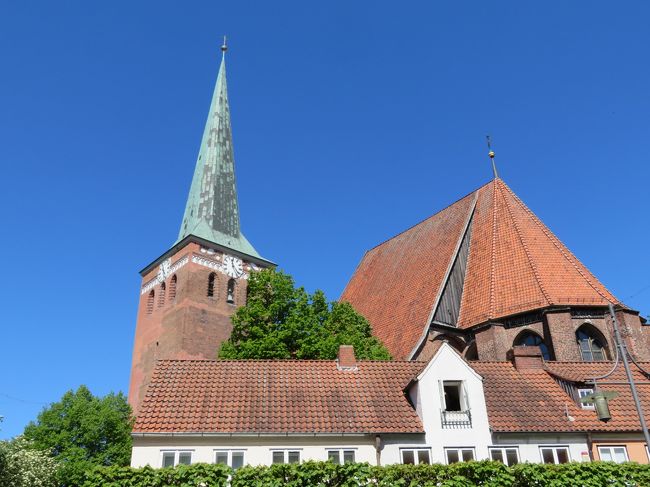 2018年5月7日（月）Uelzen　ウェルツェン　Celle　ツェレの近くに良い街はないかと調べていたところ、ここの駅がとても可愛らしい事に気づき足を運んでみました。表紙のフォトはSt. Marien　マリエン教会の搭です♪<br /><br />Uelzen　ウェルツェン　の街並みは素敵でした。私好みの街燈や可愛い看板などがたくさんありました。<br /><br />お腹が空いてしまい、ドイツ料理が食べたくてインフォメーション（案内所）に行き、片言のドイツ語でお話させて頂き、ドイツ料理のレストランを教えて頂きました。そのフォトはPart3でご紹介させて頂きます。<br /><br />＜移動は列車　ＩＣ＞<br />10：19　Celle　ツェレ駅<br />10：40　Uelzen　ウェルツェン駅<br /><br /><br />