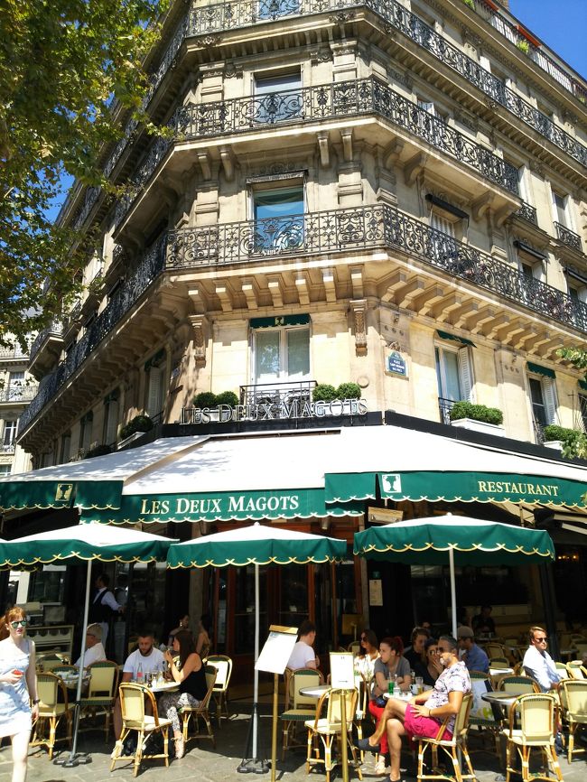 パリ2日目の午後。<br />目指していたオルセー美術館が入場待ちの大行列だったので、先にランチをすませようと、サンジェルマン・デ・プレまで歩いて、2軒のカフェをはしごしました。<br />老舗のカフェ・ドゥ・マゴとカフェ・ド・フロール。どちらのカフェも味のある素敵な雰囲気でした。<br />パリで初カフェデビューです！